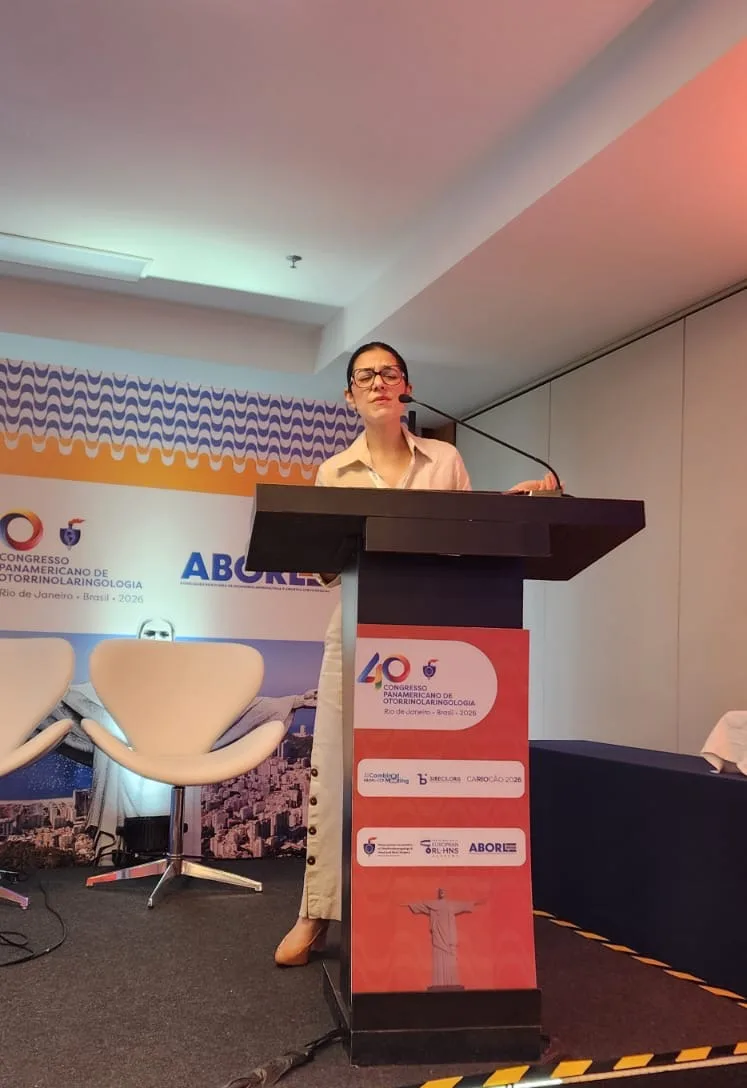 La Dra. Migzaid Díaz expone desde el podio del 40.º Congreso Panamericano de Otorrinolaringología.